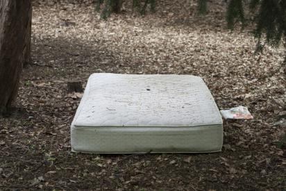 Afgedankte matras achtergelaten in natuur