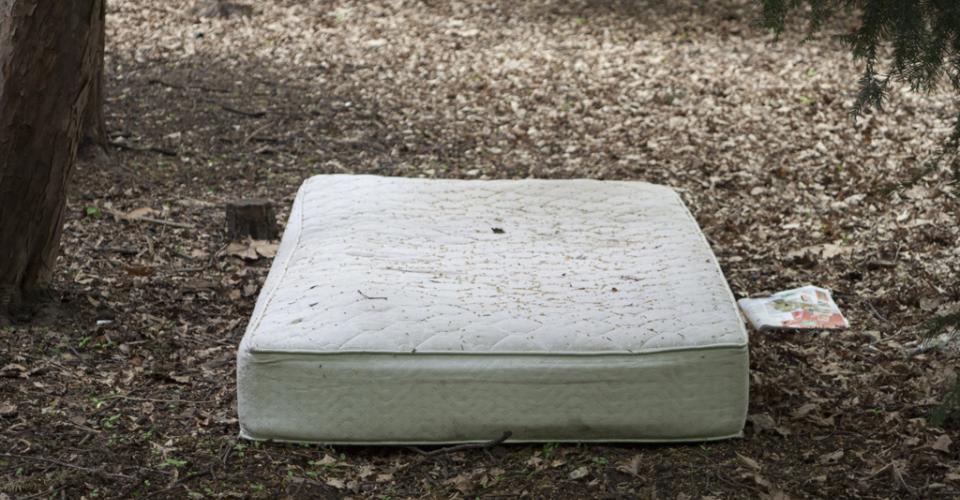 matelas usagé jeté dans la nature