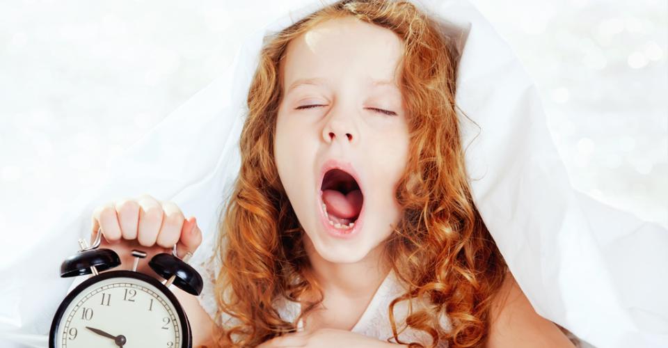 Hoe laat je je kinderen weer wennen aan een regelmatig slaappatroon voor het nieuwe schooljaar?