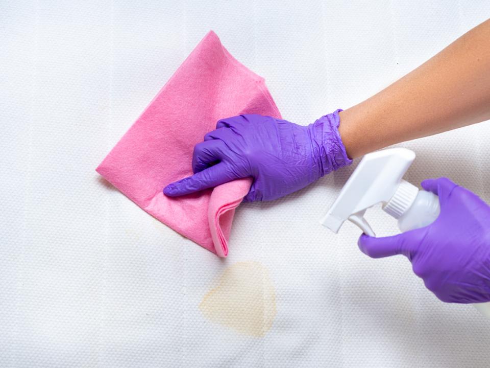 een vlek uit een matras verwijderen