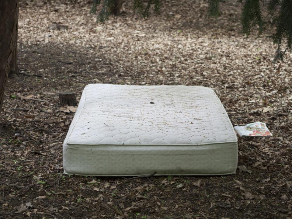 Afgedankte matras achtergelaten in natuur