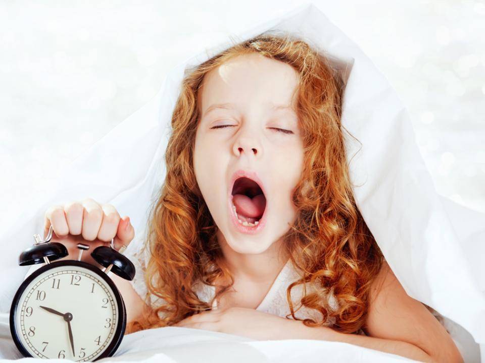 Hoe laat je je kinderen weer wennen aan een regelmatig slaappatroon voor het nieuwe schooljaar?
